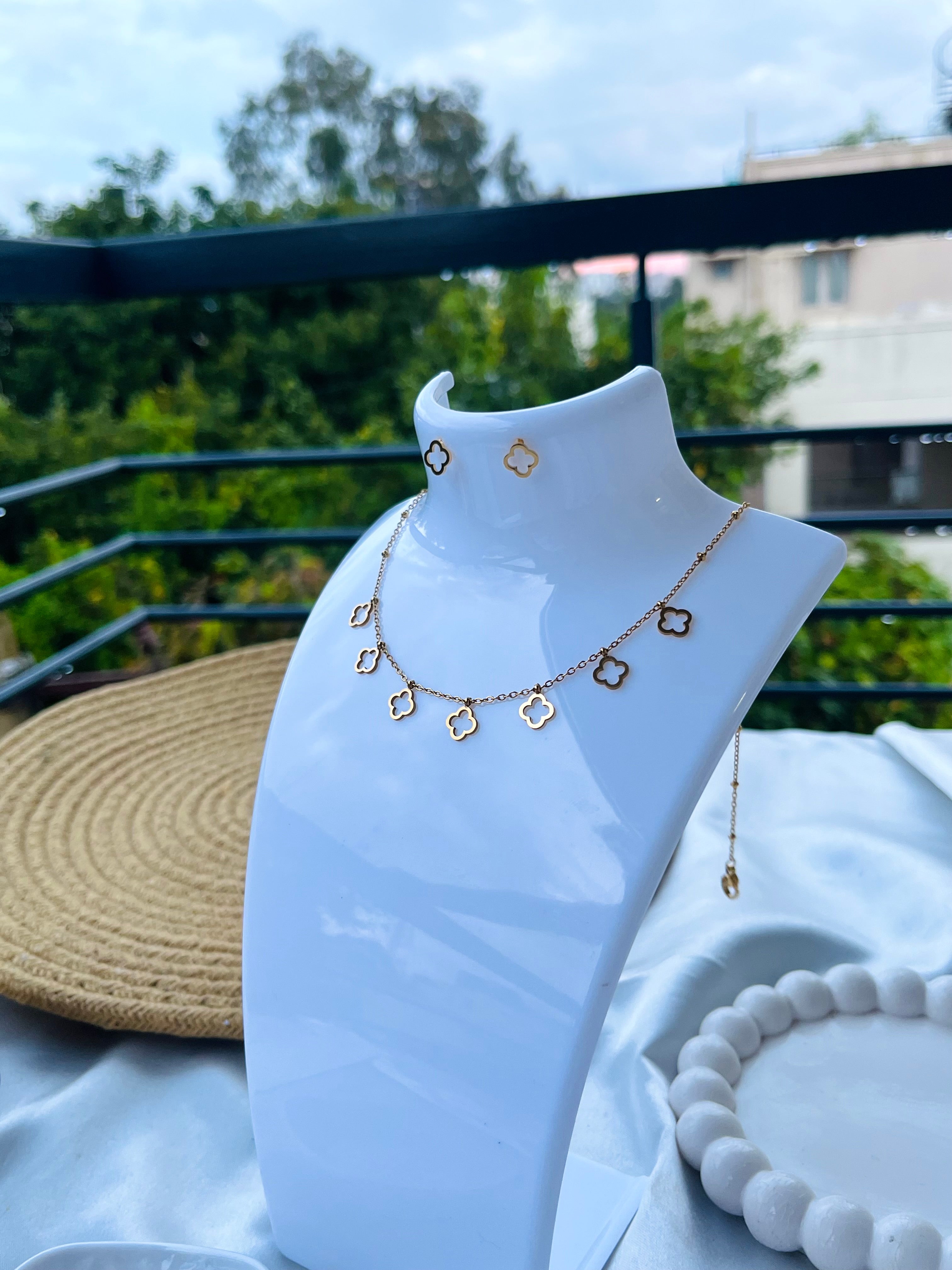 𝑴𝒚𝒔𝒕𝒊𝒄 𝑪𝒍𝒐𝒗𝒆𝒓 𝑪𝒉𝒂𝒓𝒎 𝑵𝒆𝒄𝒌𝒍𝒂𝒄𝒆