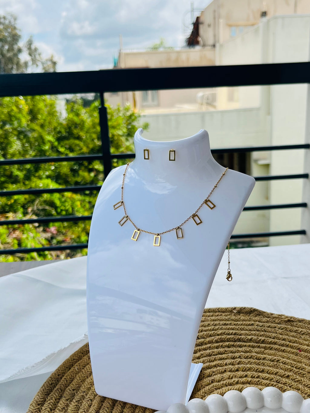 Golden frame charm necklace set