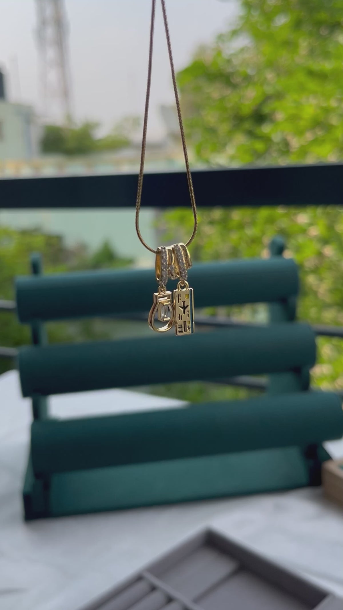 Multicharm pendant chain
